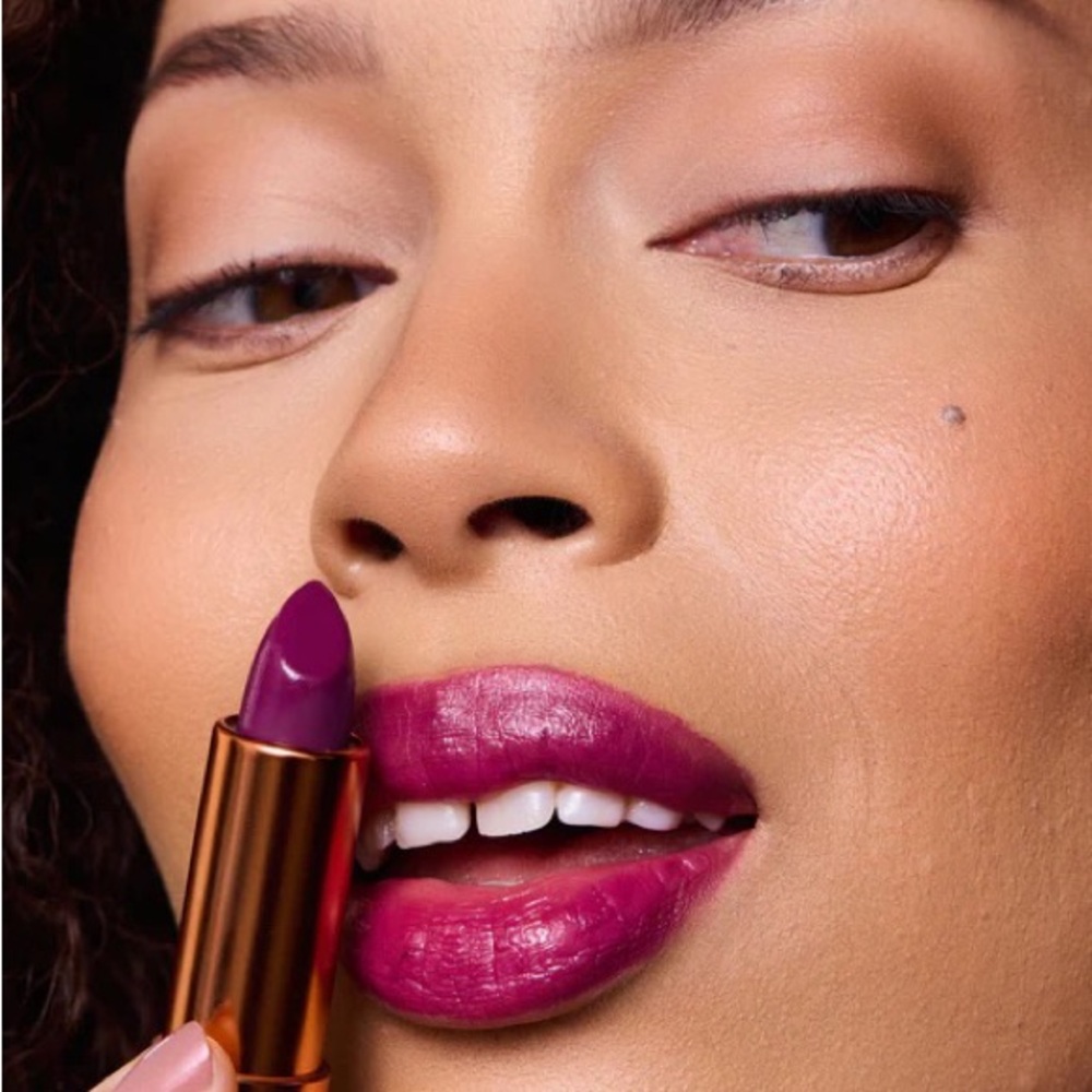 YENSA Noble Vibrant Silk Hydrating Hyaluronic + Vitamin E Lipstick in NOBLE BNIB